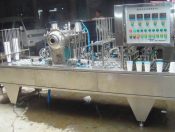 Đặc điểm máy chiết rót dán màng chai cốc tự động